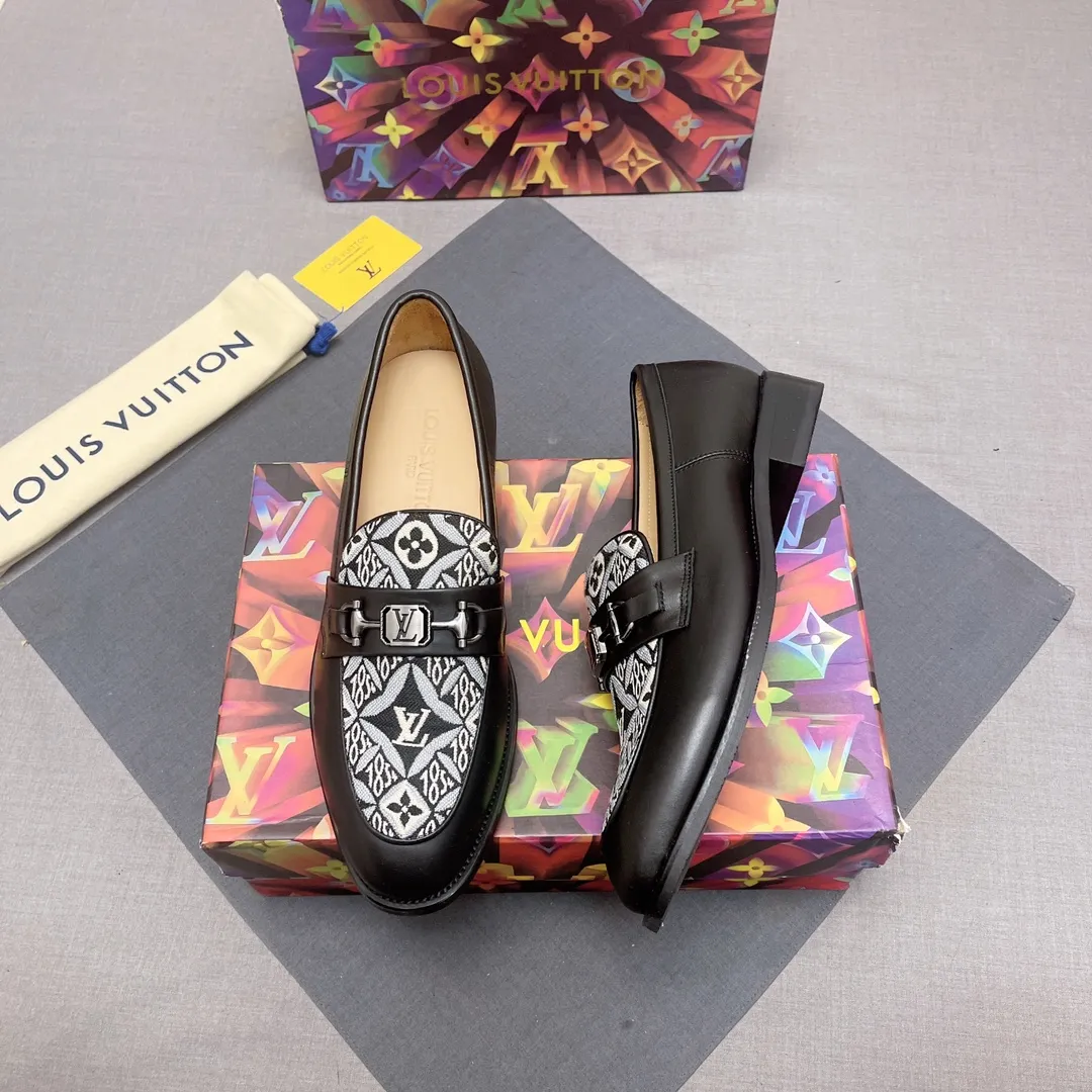 p440【LV】《Lv leather shoes are a must-have for trendy men. 👟Strong European fashion atmosphere. Generous shoe last. High-end quality. Fully imported first-layer cowhide. Sheepskin lining. Comfortable on the feet. Lightweight rubber outsole is thick and comfortable. 👍👍Its unique talent lies in its unremitting pursuit of innovation. 0️⃣0️⃣2️⃣ Code number 39 to 44 (Can be customized for 38.45) No. 0117